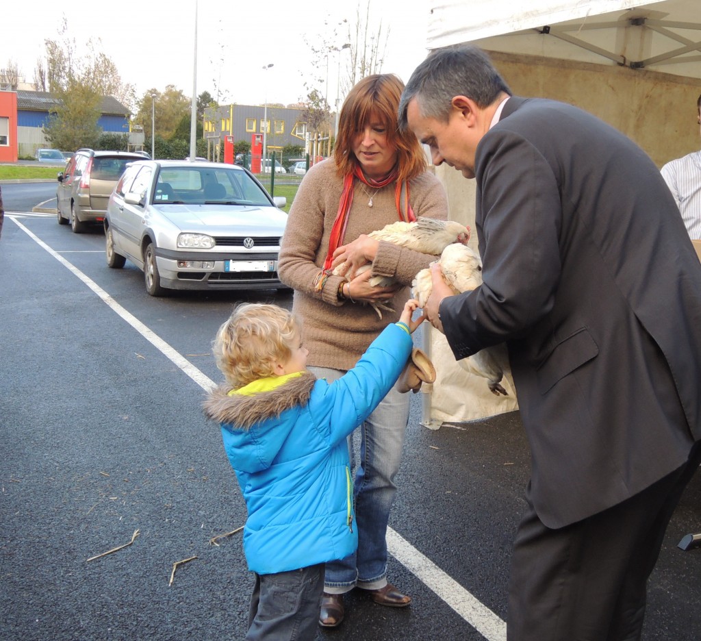 Yves Jégo et Annick Lacout lors de la remise des poules aux habitants du SIRMOTOM