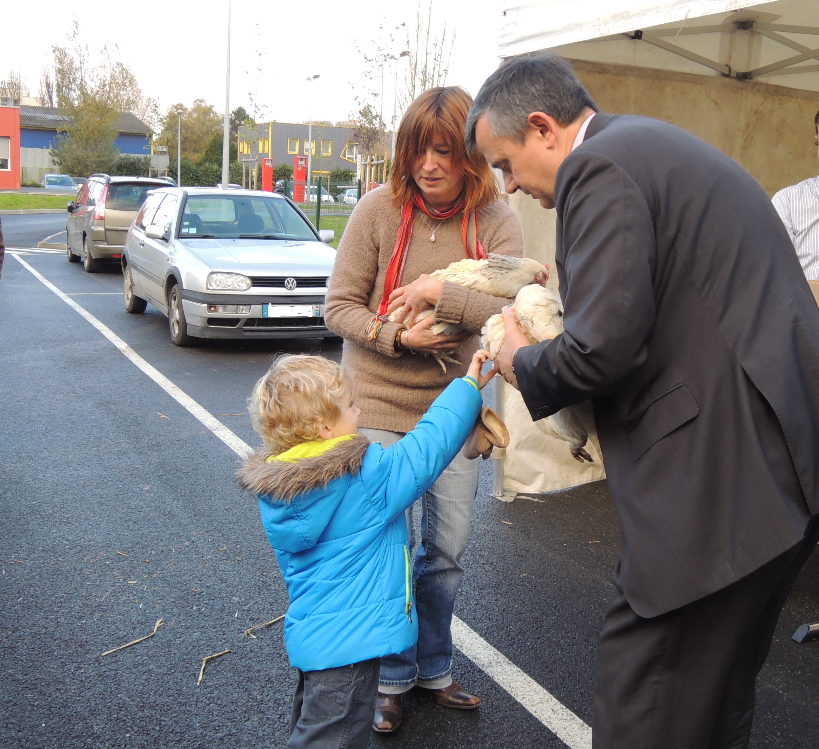 Yves Jégo et Annick Lacout lors de la remise des poules aux habitants du SIRMOTOM