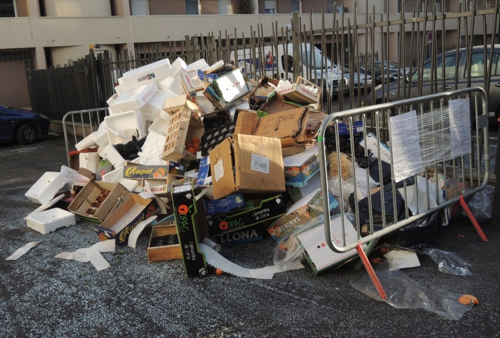 Déchets non triés d'un marché